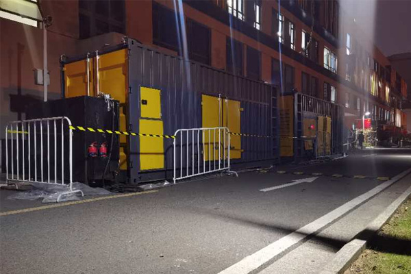 鱼峰柴油发电机组的输出电压是如何调节的？